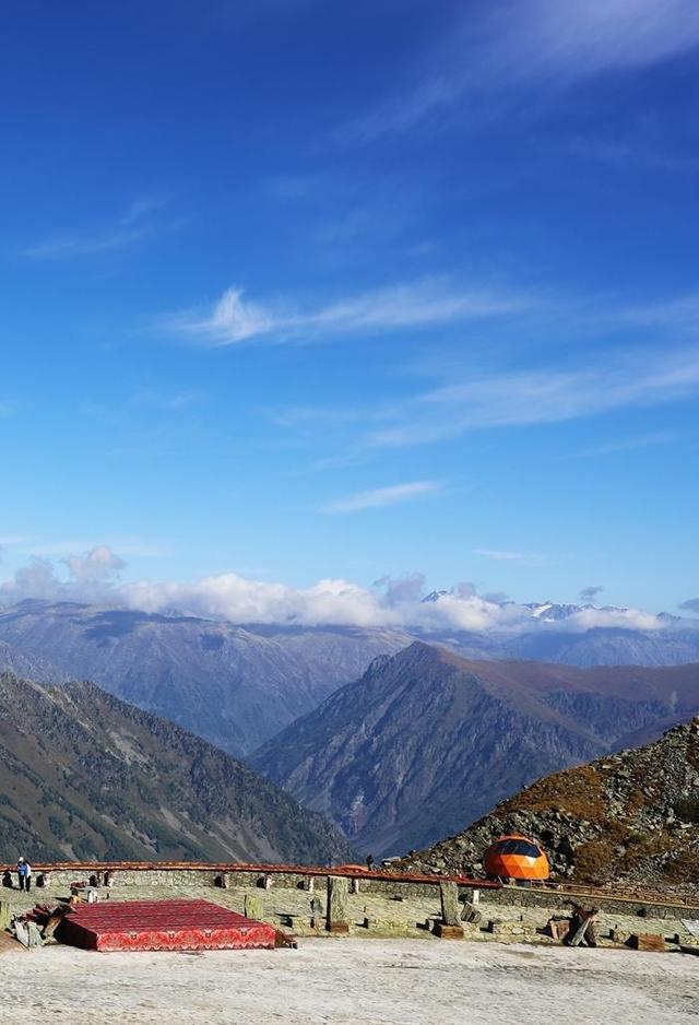 登上新疆云霄峰，一览四国景！