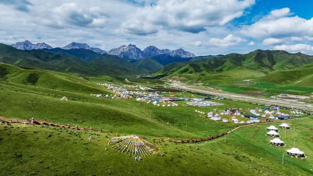 组图丨天祝：马牙雪山帐篷营地成避暑新宠