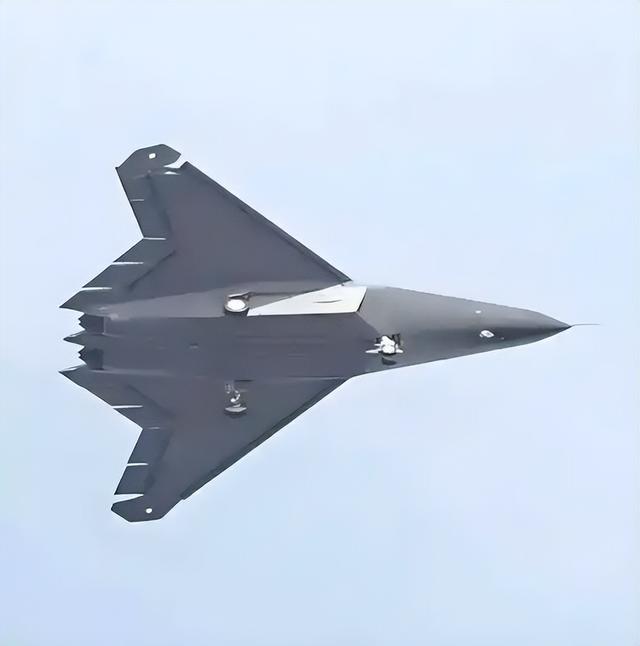 歼50、歼36双雄将至！2035年，中国舰载机“断代式”碾压F35C？