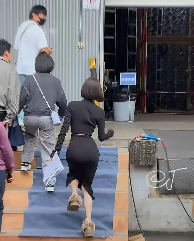 秦岚变化太大了,胸很大,腰很细,臀部很大,身材有点像芭比娃娃