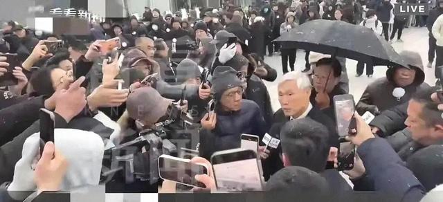 聂卫平葬礼红衣女子被全网指责？背后内情揭开	，我看哭了