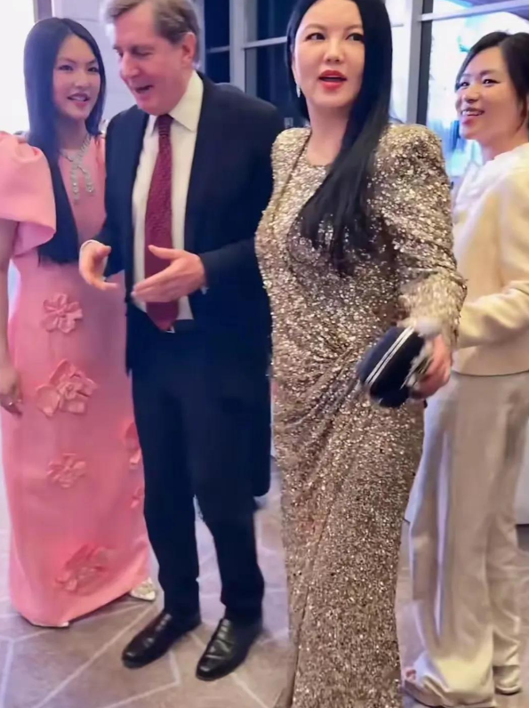 何超琼和萧邦总裁一起切蛋糕，李湘和王诗龄坐角落，阶层差距明显