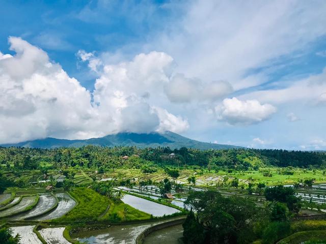 “网红天堂”崩塌！巴厘岛涌现4200吨垃圾，还想出国游玩吗？