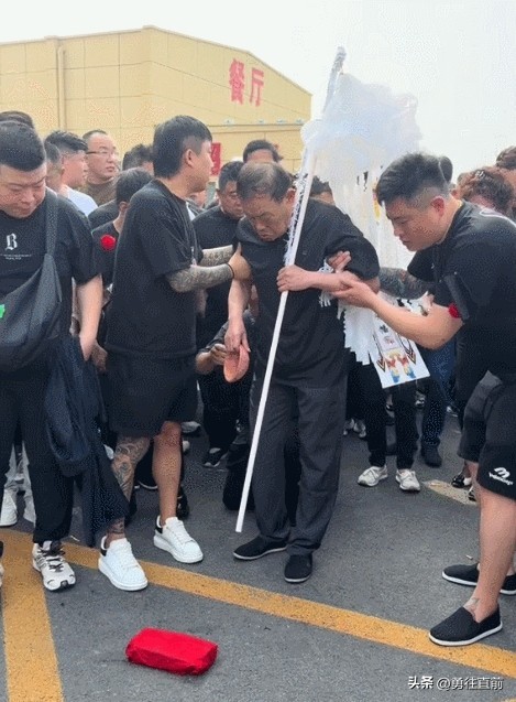 杨少华出殡长子迟迟难下跪,三排劳斯莱斯望不到头,随行的人在笑插图17 杨少华出殡长子迟迟难下跪,三排劳斯莱斯望不到头,随行的人在笑