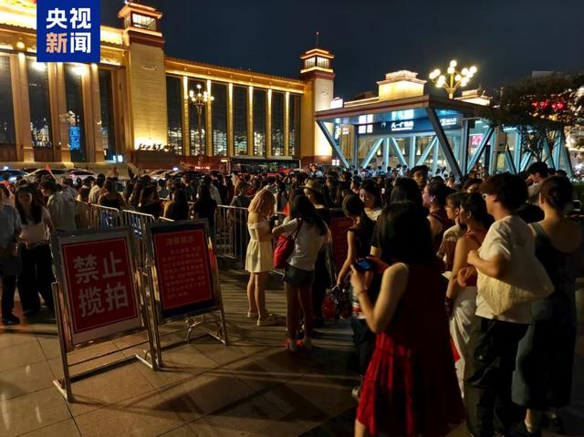 景区拍照，限时30秒！网友：好像做了一套广播体操……