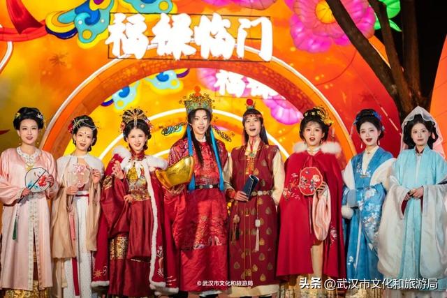 武汉最大发财树，三层楼高，明天亮！