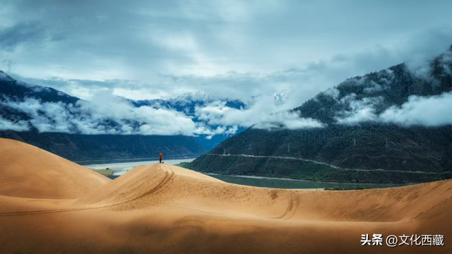 对不起，这看日照金山、流星、沙漠和雪山同框的宝藏地，我写晚了！