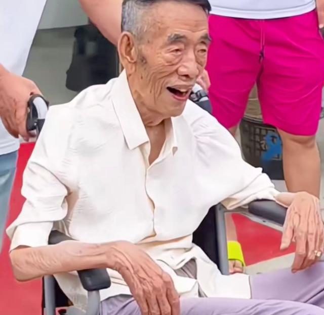 杨议透露父亲遗产分配：哥四个一人一个亿，网友：8辈子能挣来吗