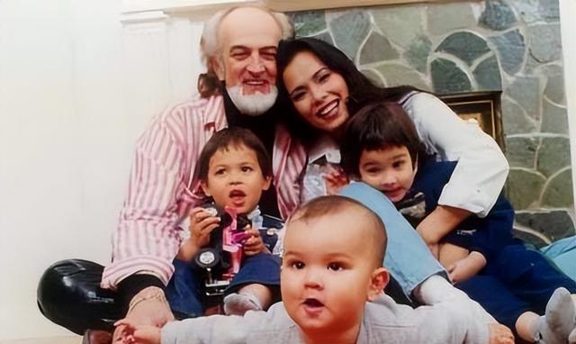 62岁韦唯现状：脊柱断裂已恢复，前夫已死，3个混血儿子回国相伴