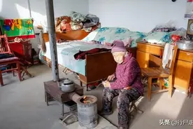 七夕节 后遗症？女子手捧鲜花艰难下楼，走路扶墙，托腰一瘸一拐图片