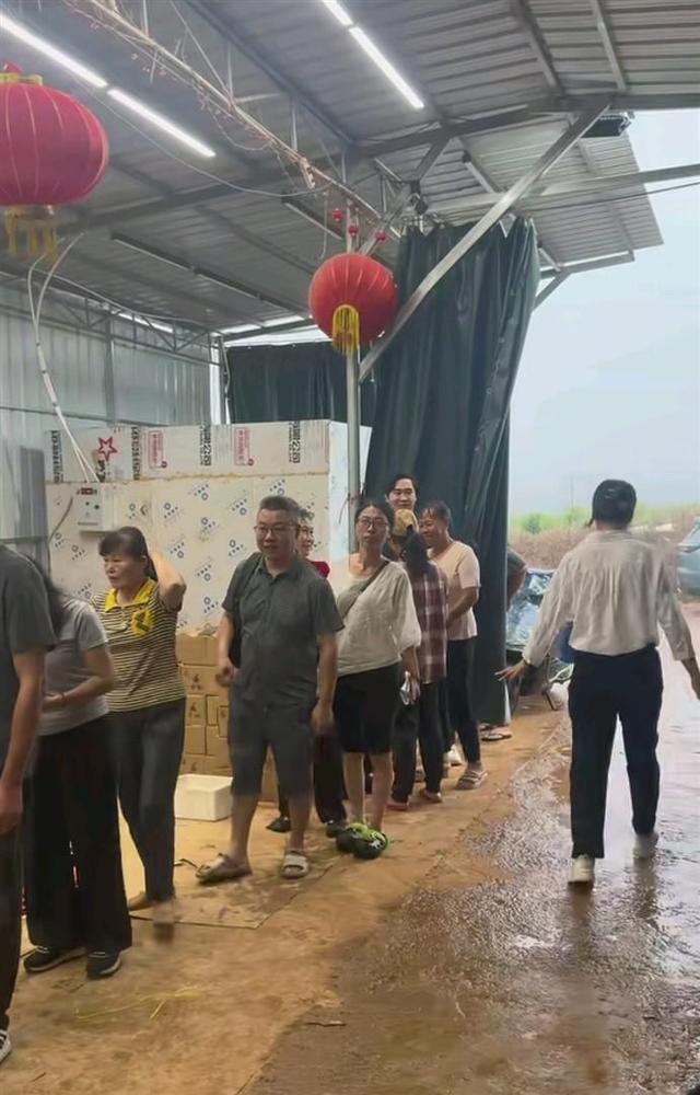 全红婵妈妈给员工发中秋福利一桶花生油，两箱海红面，一盒月饼！