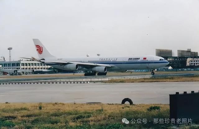 2002年，北京首都机场的飞机