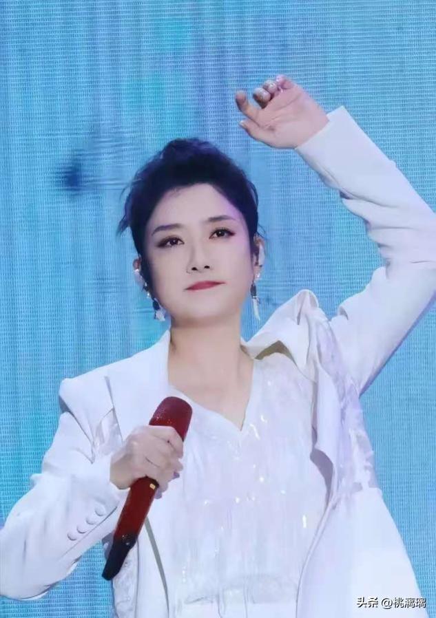 凤凰传奇的44岁玲花，怕是走上了玖月奇迹王小玮的“老路”