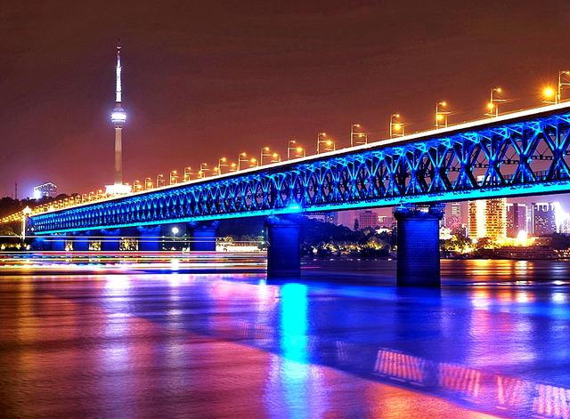 武汉是一座拥有3500年历史的文化名城，但城市的名称却很年轻