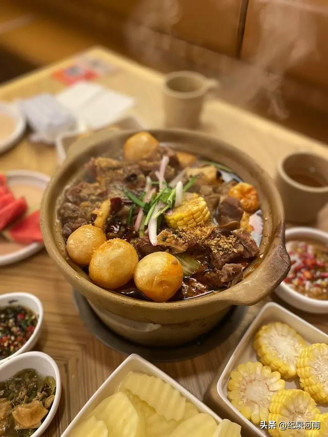 三线城市商丘市中心城区夜经济红红火火！梁园区步行街人头攒动！