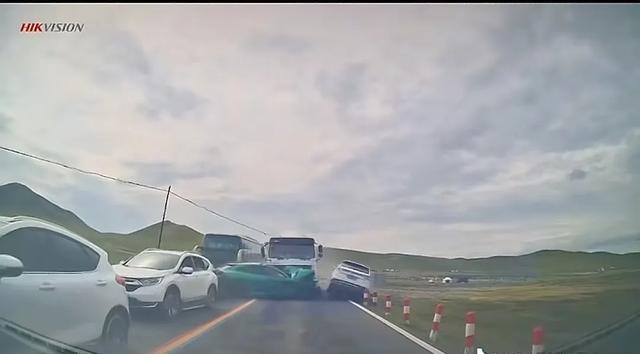 厉害，小米汽车车主16号提车被送花，19号被撞车稀烂后再度被送花
