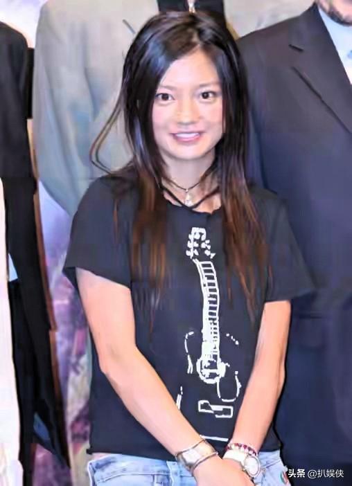 被封4年	，赵薇做梦也没想到，如今56岁哥哥竟成了自己的“撑腰”