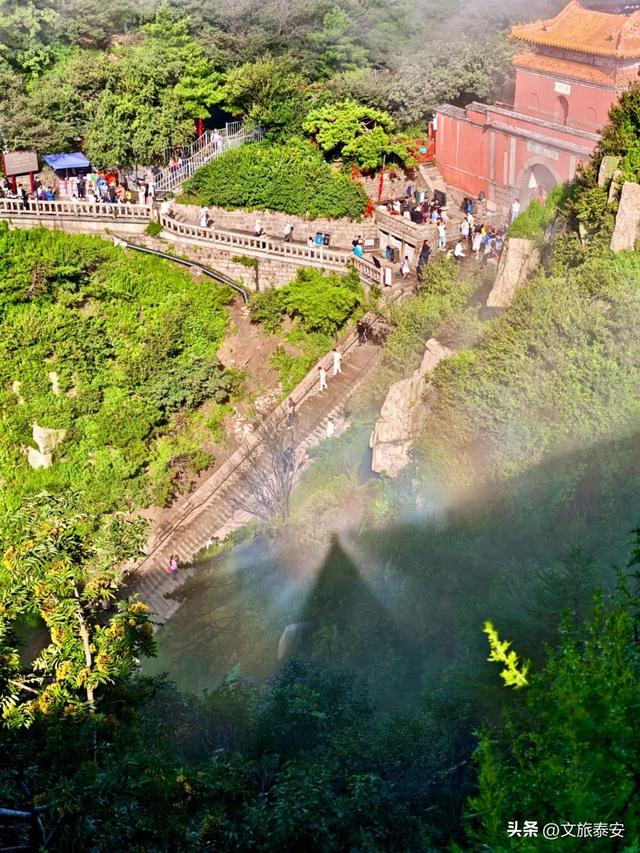 泰山雨后云雾织仙境！泼墨山水里藏着夏日最治愈的奔赴