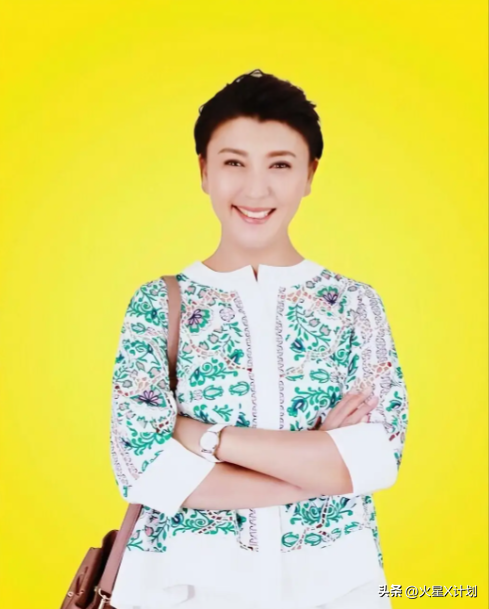 人狂必有祸！闫学晶事件再次升级，“底裤”被扒的干干净净