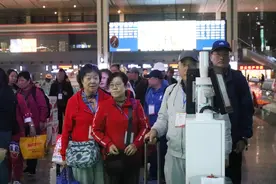 兰州铁路局开行重阳节银发旅游专列图片