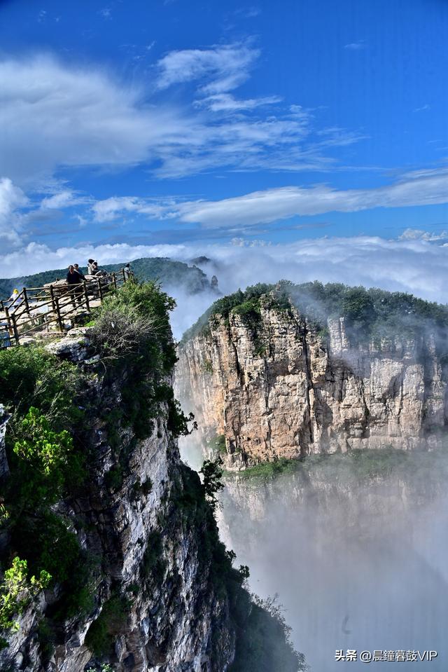 欧亚张家凹的奇峰和云海