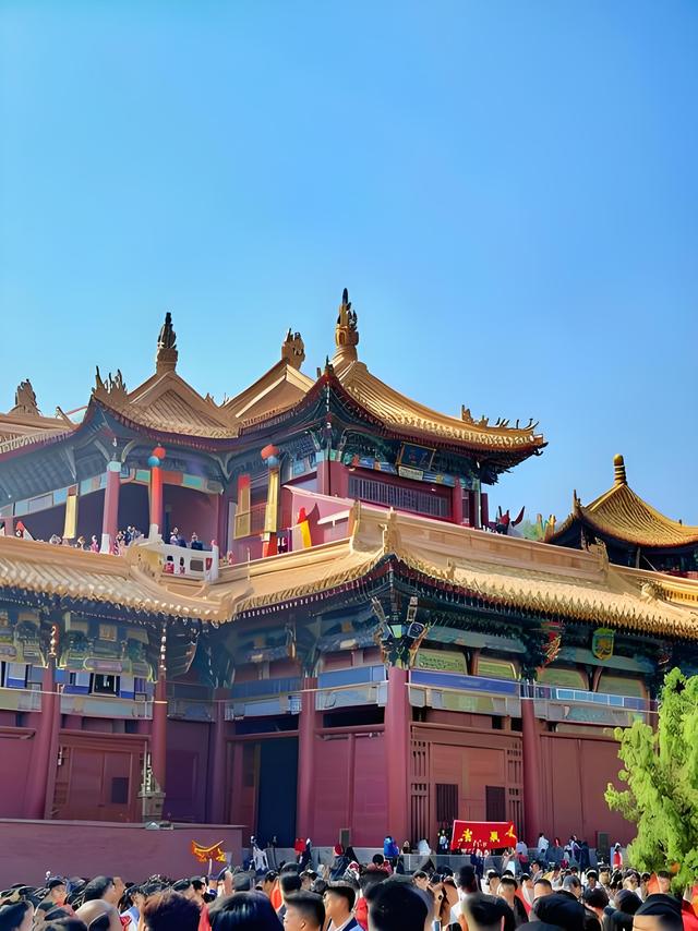 《金陵一对. 联连中国》上联: 雍和法镜六根潜龙福地；