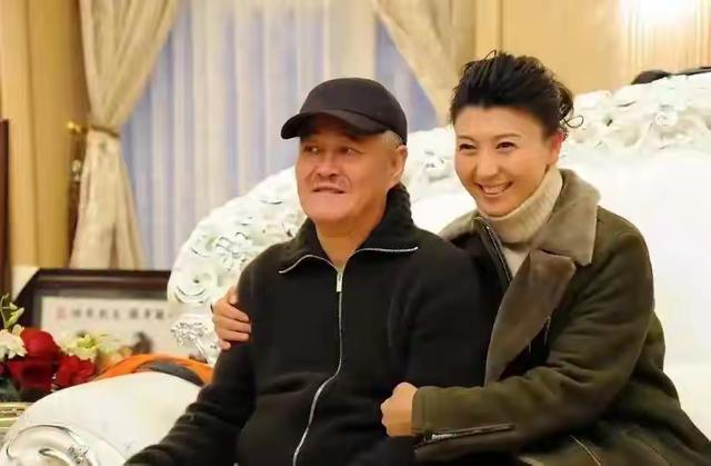 53岁闫学晶如今备受争议	，现在看来赵本山与她分道扬镳也正常