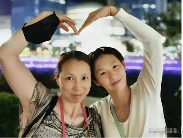 同是冠军父母，陈芋汐父母夸女儿很自律，全红婵母亲却说：胖点好