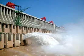 三峡大坝的闸全部打开，放光水库的水，需要多少时间呢？图片