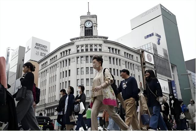 琉球群岛遭围，关于中日，高市终于说了句实话：日本经济遭冲击