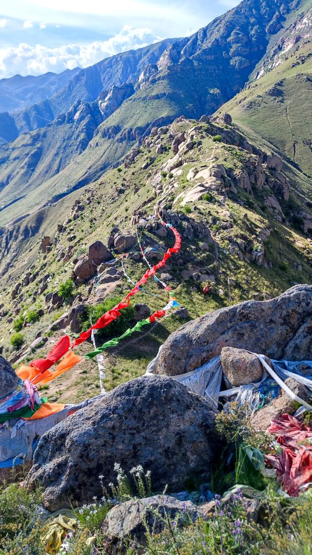 两登拉萨色拉寺后山，上升600米，山顶海拔4200米，经幡飘扬