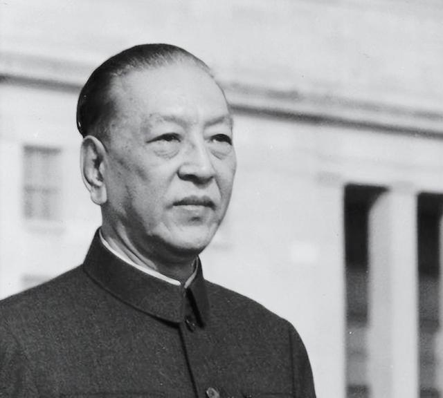 1976年毛主席病逝23天后，华国锋紧急召见耿飚：有些人想要利用我