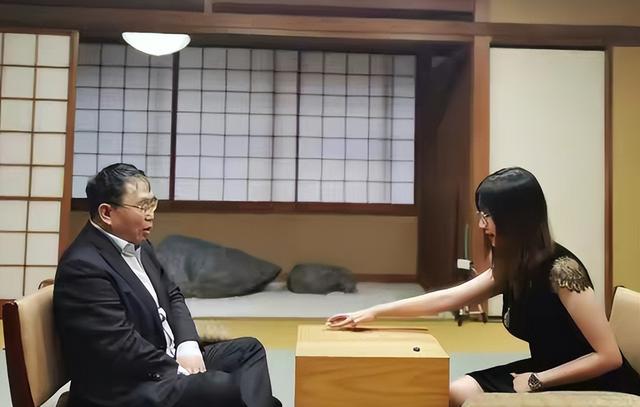 聂卫平去世不到一周	，小23岁妻子过往被扒，原来她才是人间清醒