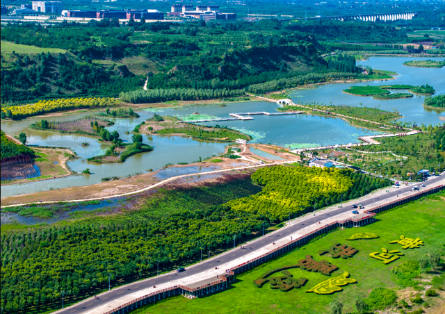 当黄河映驼影，这一刻仿佛穿越了丝路时光！