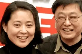 66岁倪萍和72岁王文澜现状：一个婚姻幸福，一个拄拐走路仍单身图片