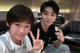 笑不活了，和王俊凯合照，全红婵巨松弛，直说：赏你了记得发我图片