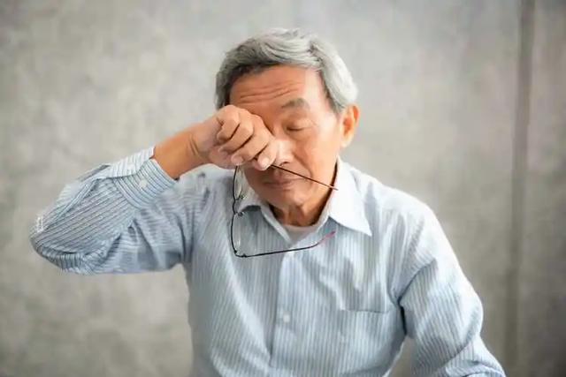 有没有脂肪肝，看吃饭就知？肝不好的人，吃饭后或会有这4种情况