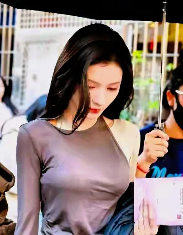 张予曦的身材太吸睛了 胸围好大 翘臀细腰 身材曲线完美流畅 太迷人了