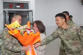 上等兵过生日的惊喜，爸妈也在连队饭堂……图片