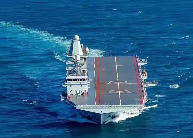 迷你航母上舰载机了！无人机5级海况着舰，替福建舰蹚出一条路