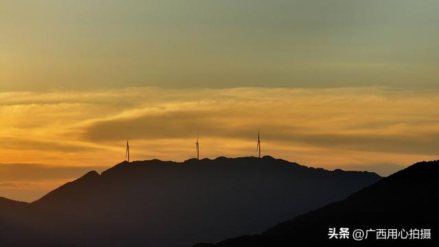 落日晚霞洒落大地，与连绵山川交相辉映，为秋日景致增添别样韵味