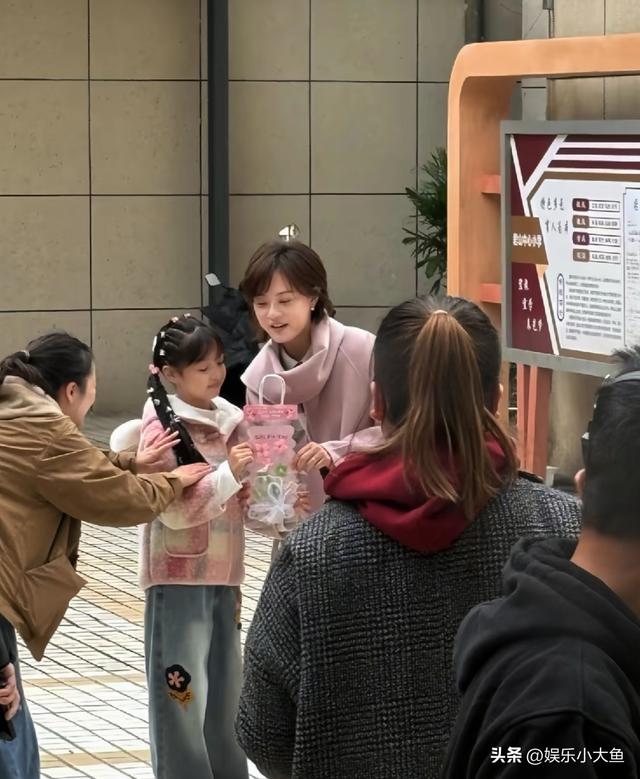 孙俪无锡拍戏被偶遇，身穿毛呢大衣新发型好洋气，本人又瘦又美！