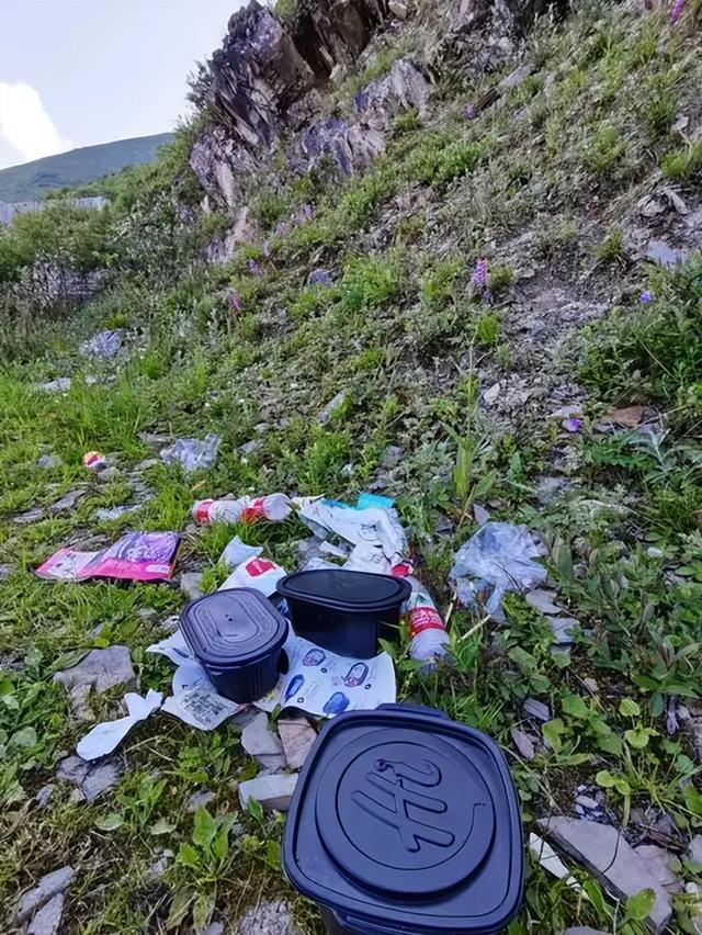 国庆“牛马”扎进山！不挤5A景区，年轻人徒步团爆满！