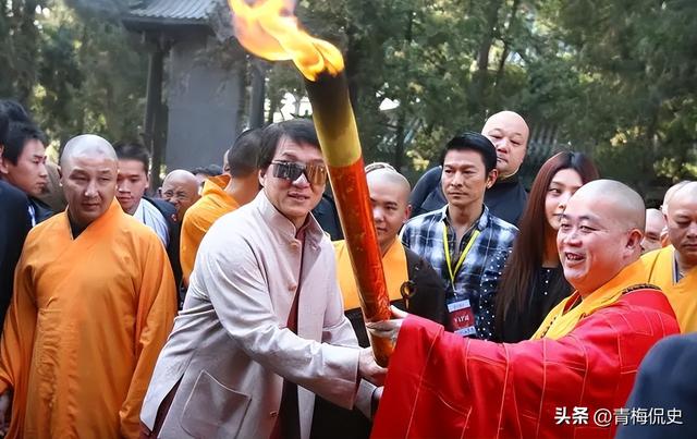 老方丈没说谎！看到李湘拜访少林寺旧照，才发现释永信面相早变了
