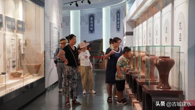 “文化纳凉” 建水图博两馆人气旺