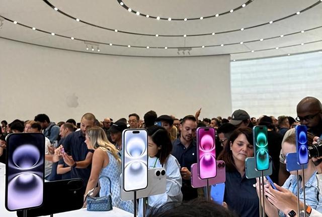 iPhone17价格雪崩黄牛痛哭！电商补贴"屠杀"暴利，苹果神话破灭？