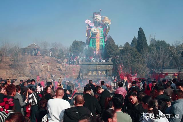 初五屏山，烟火向财神