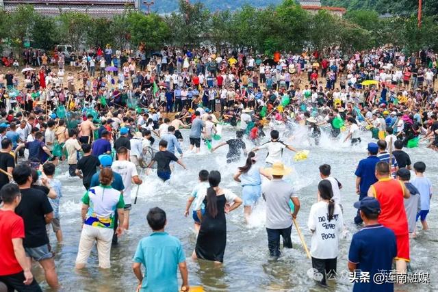 人人人人!连南这场狂欢盛宴嗨翻天🤩多图直击火爆现场丨跟着《瑶族舞曲》去旅行