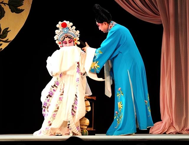 吃里爬外，永不回国？她带领30名演员选择留美，如今年过花甲归来