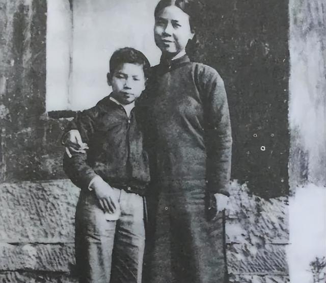 1997年，李鹏总理一家在玉泉山游玩，难得团聚，女儿女婿罕见出镜